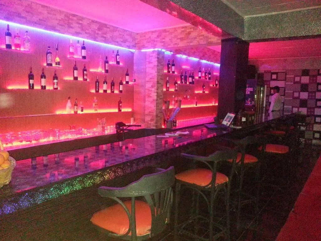 Alis Hotel フェティエ