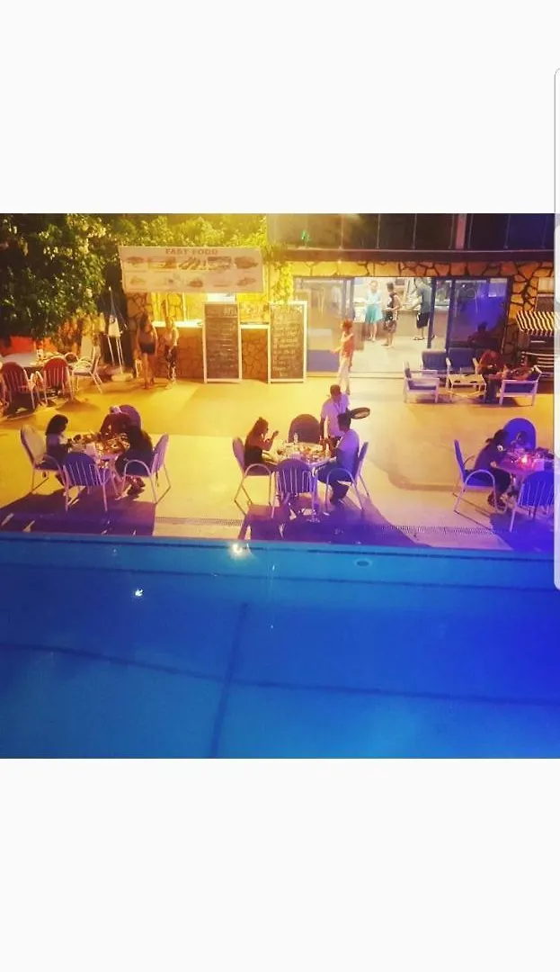 Alis Hotel フェティエ