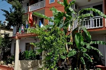 Alis Hotel フェティエ
