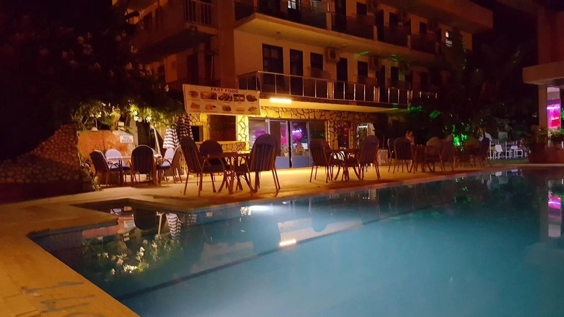 Alis Hotel フェティエ